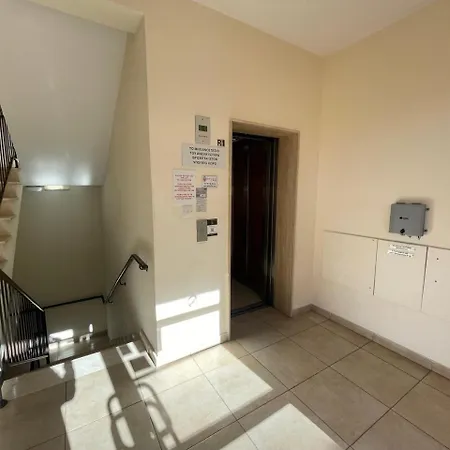 Queens Gardens 公寓 *